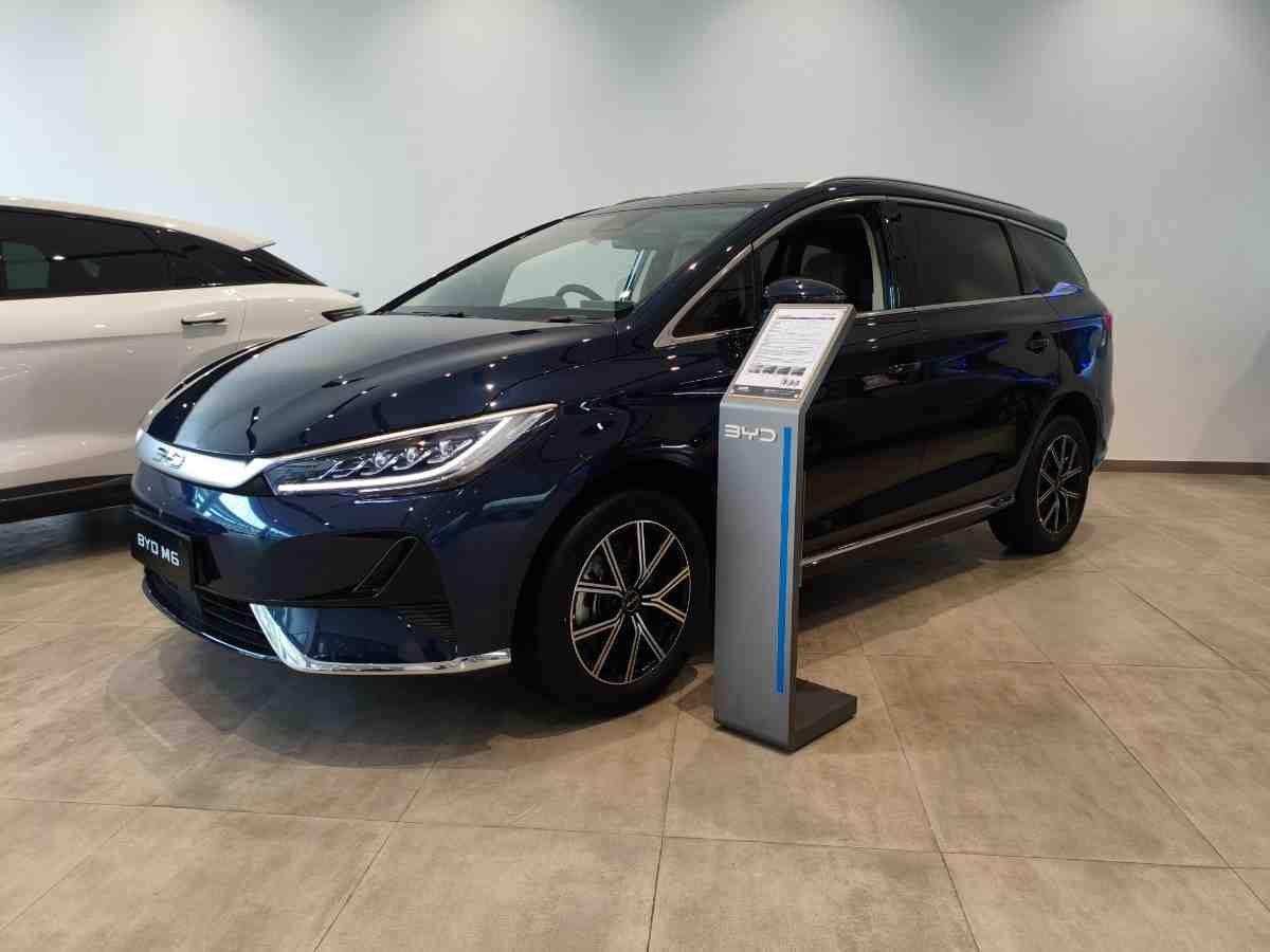 byd m6 biru