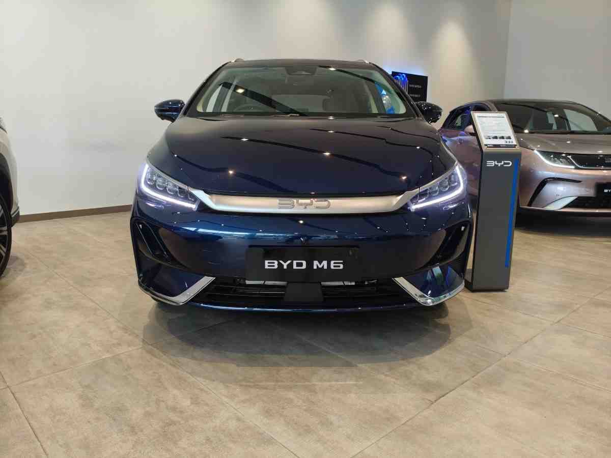 byd m6 biru