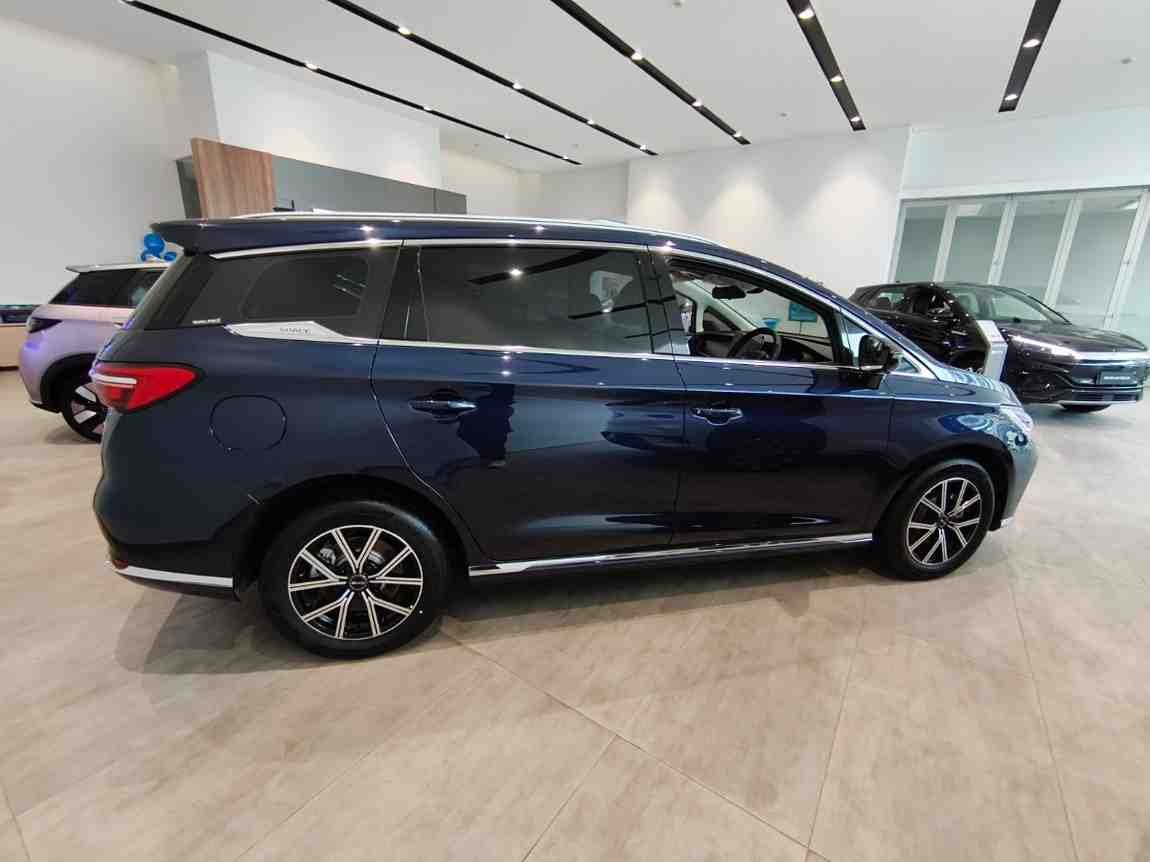byd m6 biru
