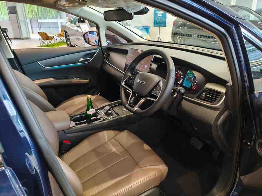 byd m6 interior