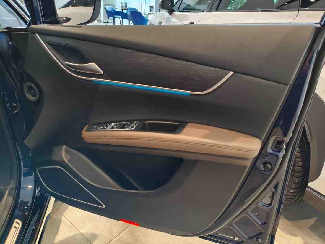 byd m6 interior