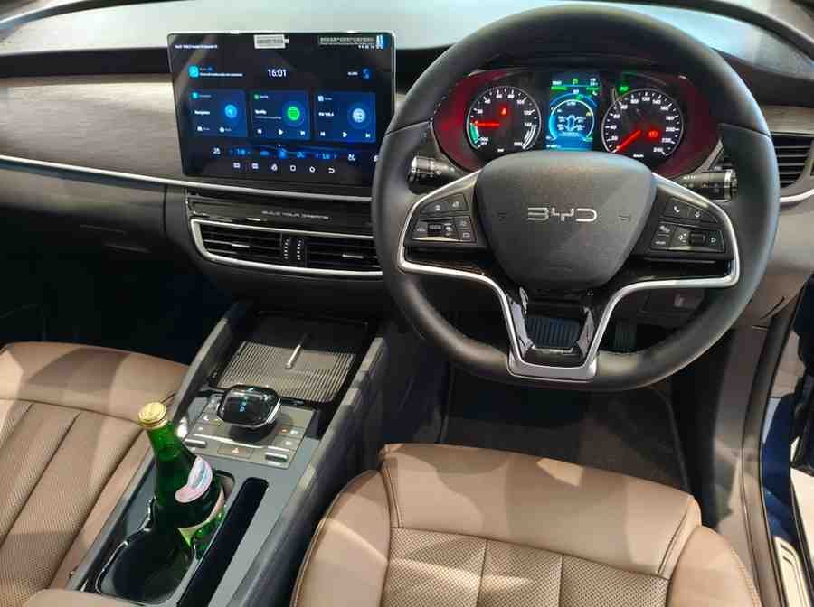 byd m6 interior