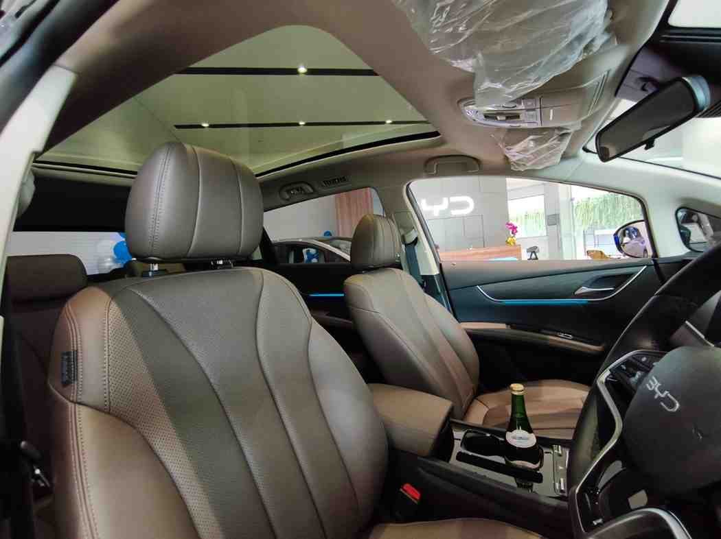 byd m6 interior