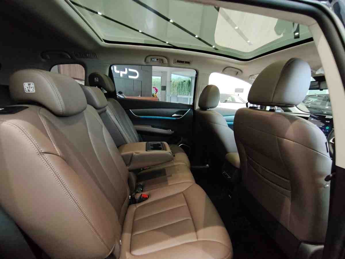 byd m6 interior