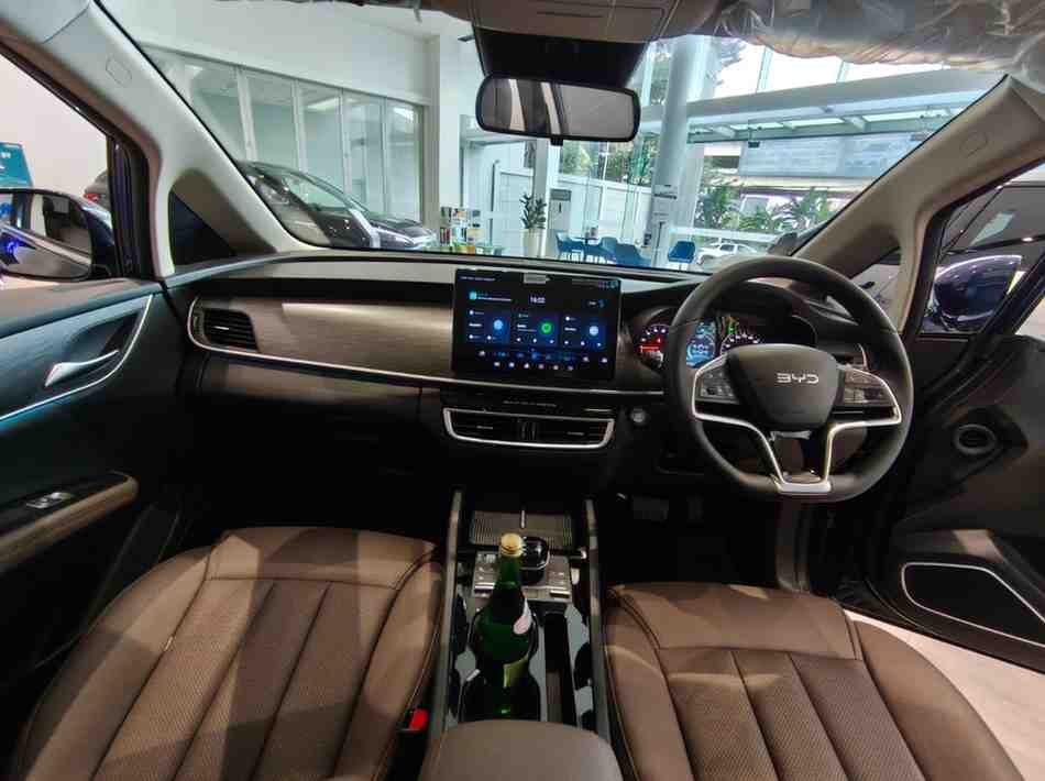 byd m6 interior